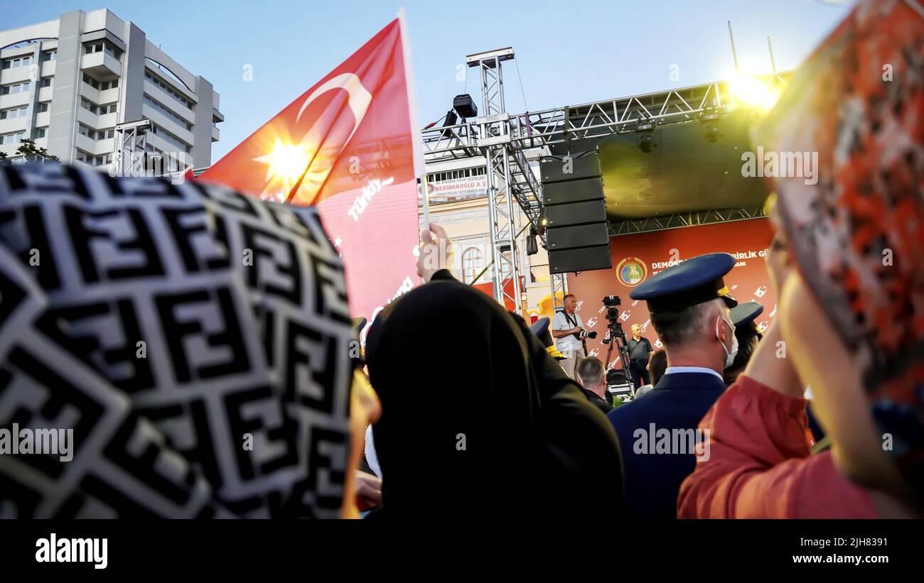 Izmir, Türkei, Türkei. 15.. Juli 2022. Menschen mit türkischen Flaggen, einige von ihnen mit Präsident Erdogan und osmanischer Flagge, nahmen am 15. Juli an den Veranstaltungen zum Tag der Demokratie und nationalen Einheit Teil, um den 15. Juli zu feiern, der den Putsch am Konak-Platz besiegte. Beim gescheiterten Putschversuch vom 15.. Juli 2016 wurden 249 Menschen gemartert und fast 2.200 Menschen verletzt. (Bild: © DIL Toffolo/Pacific Press via ZUMA Press Wire) Stockfoto