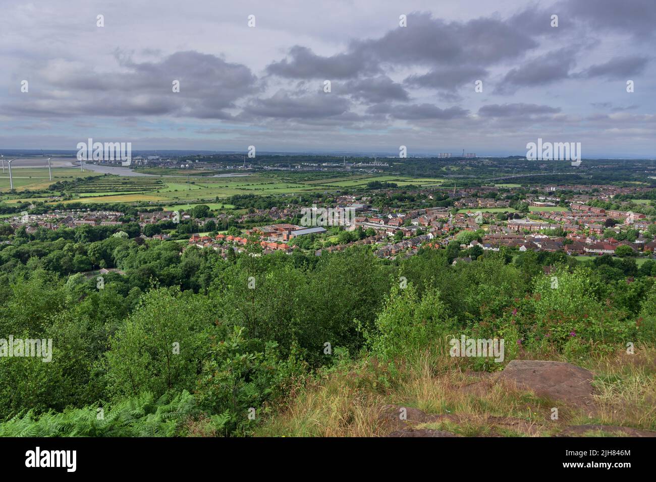 Panoramablick auf Frodsham vom Fridsham Hügel. Frodsham ist eine Marktstadt und Wahlstation in der einheitlichen Behörde von Khishire West. Stockfoto