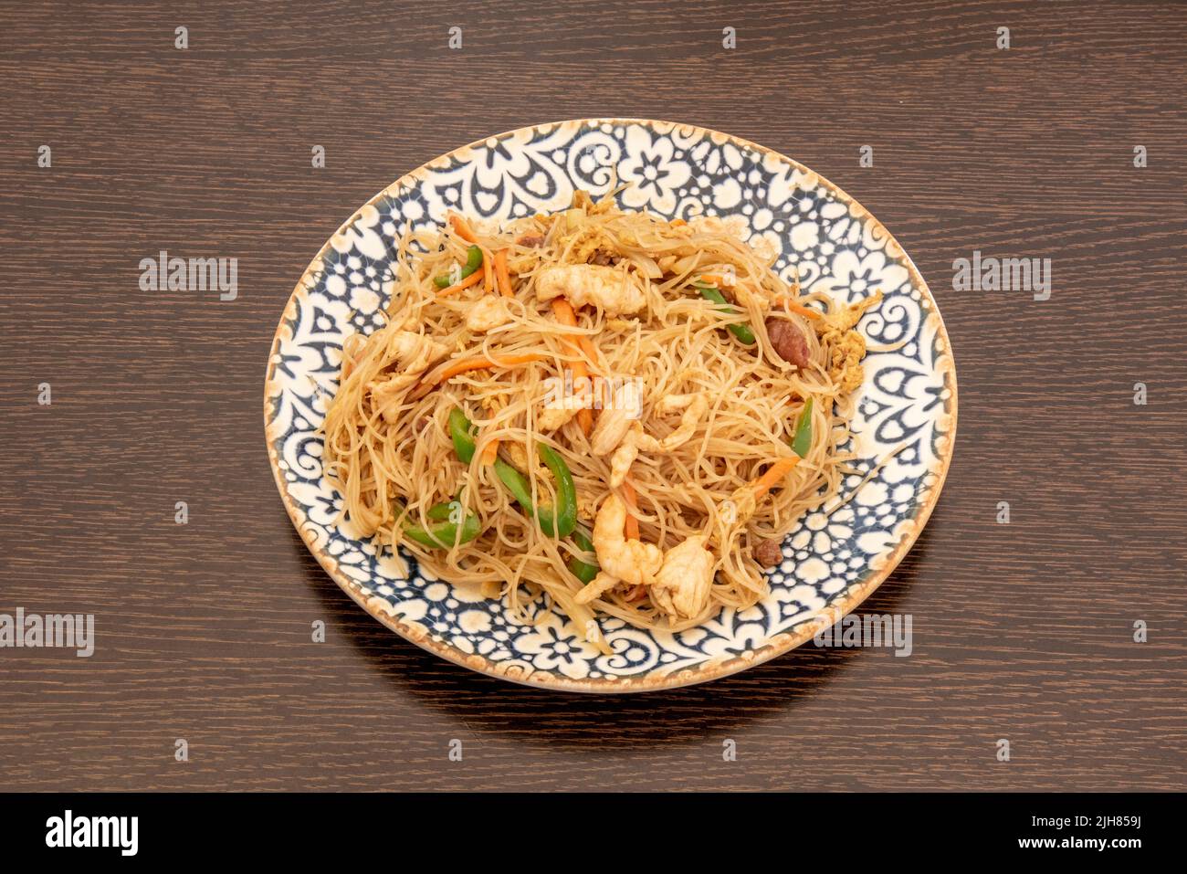 Gebratene Nudeln sind die häufigsten Nudeln in der asiatischen Küche. Es gibt unzählige Mengen an Sorten, Kochstile und Zutaten, aber sie alle h Stockfoto