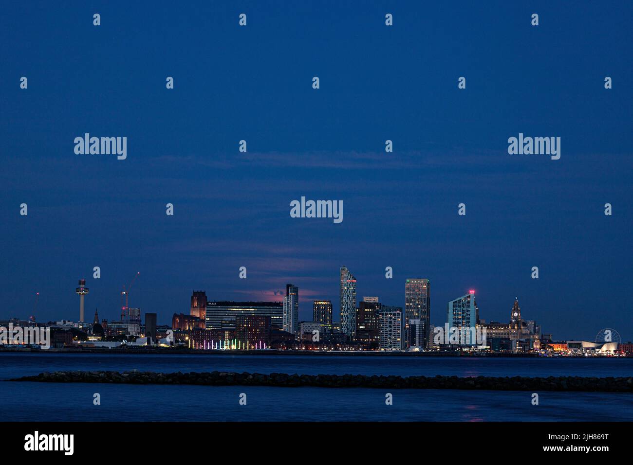 Die Skyline von Liverpool in der Abenddämmerung, Merseyside, England Stockfoto