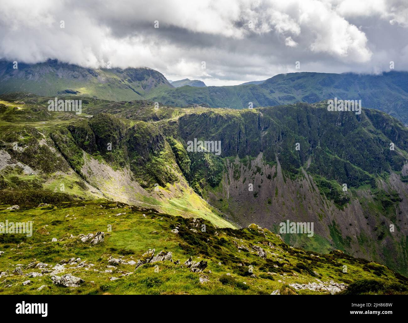 Haystacks und Warnscale Beck aus Fleetwith Pike im Lake District Cumbria UK mit Great Gable und Kirk fielen am Horizont Stockfoto