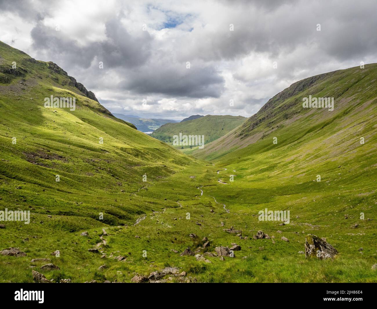 Das U-förmige Tal der Beck Weide mit Blick auf Ullswater und Patterdale im Lake District Cumbria UK Stockfoto