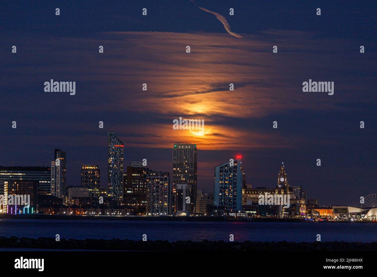 Supermoon über der Skyline von Liverpool, Merseyside, England Stockfoto