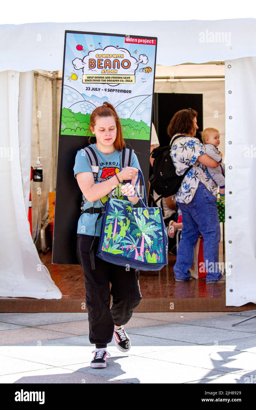 Dundee, Tayside, Schottland, Großbritannien. 16.. Juli 2022. Dundee Summer Bash Street Festival 2022: Das Wetter im Nordosten Schottlands ist warm und sonnig, mit Temperaturen bis zu 22 Grad Heute ist der erste Tag des Dundee Summer Bash Street Festival 2022 in der ganzen Stadt, das vom 16.. Bis 24.. Juli 2022 stattfindet und sich als Beanotown deklariert hat. Ihre kostenlosen Aufführungen werden das Publikum jeden Alters begeistern und begeistern. Straßentheater, Luftakrobaten auf riesigen Schaukeln und eine interaktive Marmorbahn werden das Stadtzentrum zum Leben erwecken. Kredit: Dundee Photographics/Alamy Live Nachrichten Stockfoto