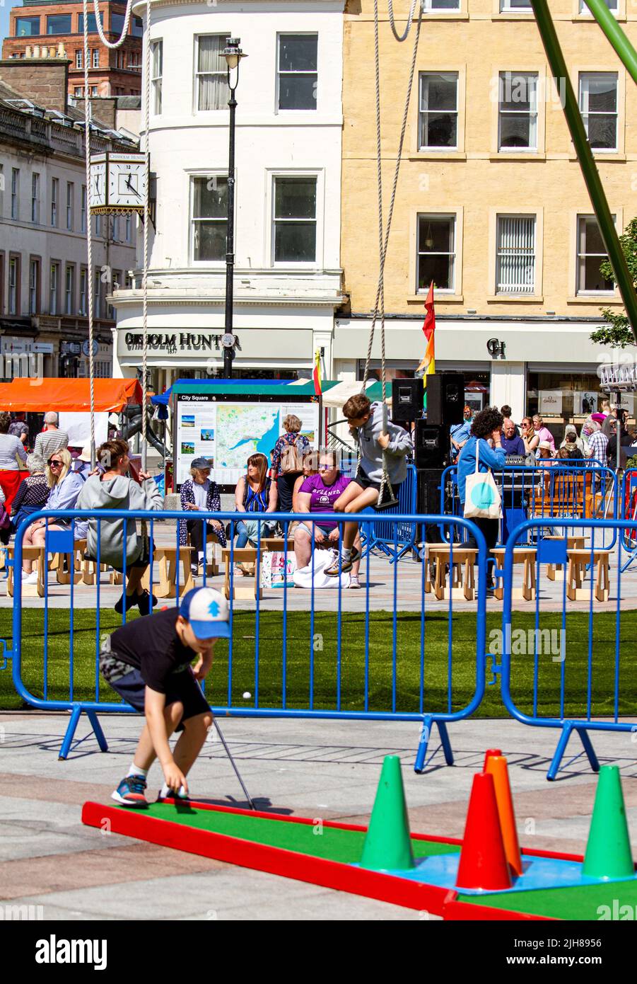 Dundee, Tayside, Schottland, Großbritannien. 16.. Juli 2022. Dundee Summer Bash Street Festival 2022: Das Wetter im Nordosten Schottlands ist warm und sonnig, mit Temperaturen bis zu 22 Grad Heute ist der erste Tag des Dundee Summer Bash Street Festival 2022 in der ganzen Stadt, das vom 16.. Bis 24.. Juli 2022 stattfindet und sich als Beanotown deklariert hat. Ihre kostenlosen Aufführungen werden das Publikum jeden Alters begeistern und begeistern. Straßentheater, Luftakrobaten auf riesigen Schaukeln und eine interaktive Marmorbahn werden das Stadtzentrum zum Leben erwecken. Kredit: Dundee Photographics/Alamy Live Nachrichten Stockfoto