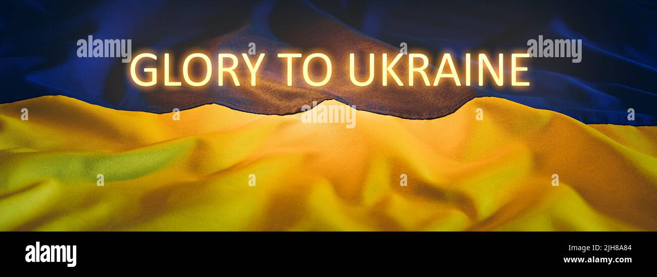 Flagge der Ukraine mit den Worten Ehre für die Ukraine Stockfoto