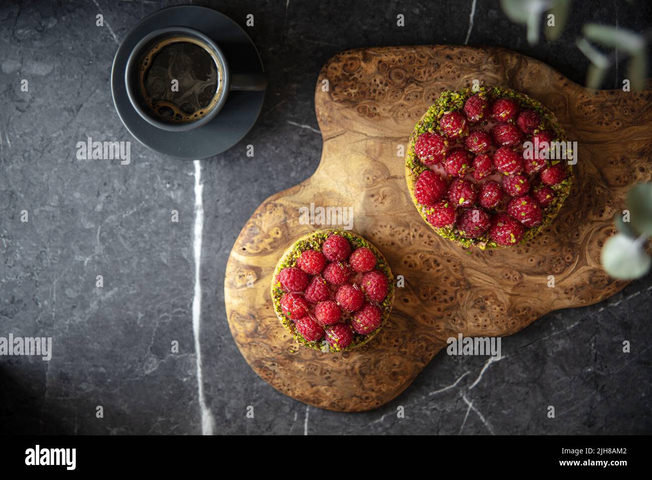 Zwei leckere Himbeer-Tartlets mit Pistazien Stockfoto