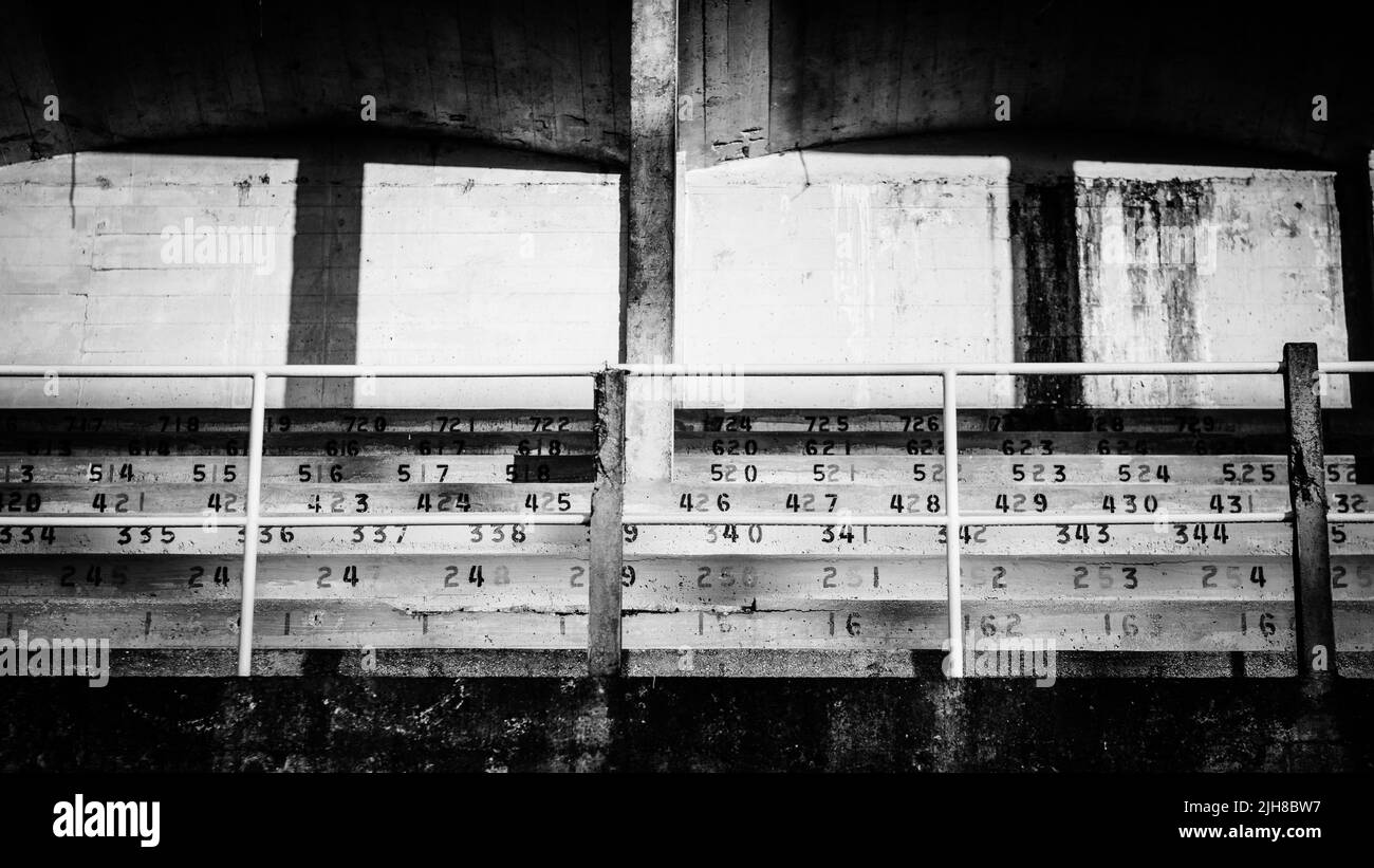 Alte Gebäude, Boxengasse & Tribüne der verlassenen Rennstrecke Reims-Gueux. Eröffnet 1926, französischer Grand Prix von F1 bis 1966, für Rennen von 1972 geschlossen Stockfoto