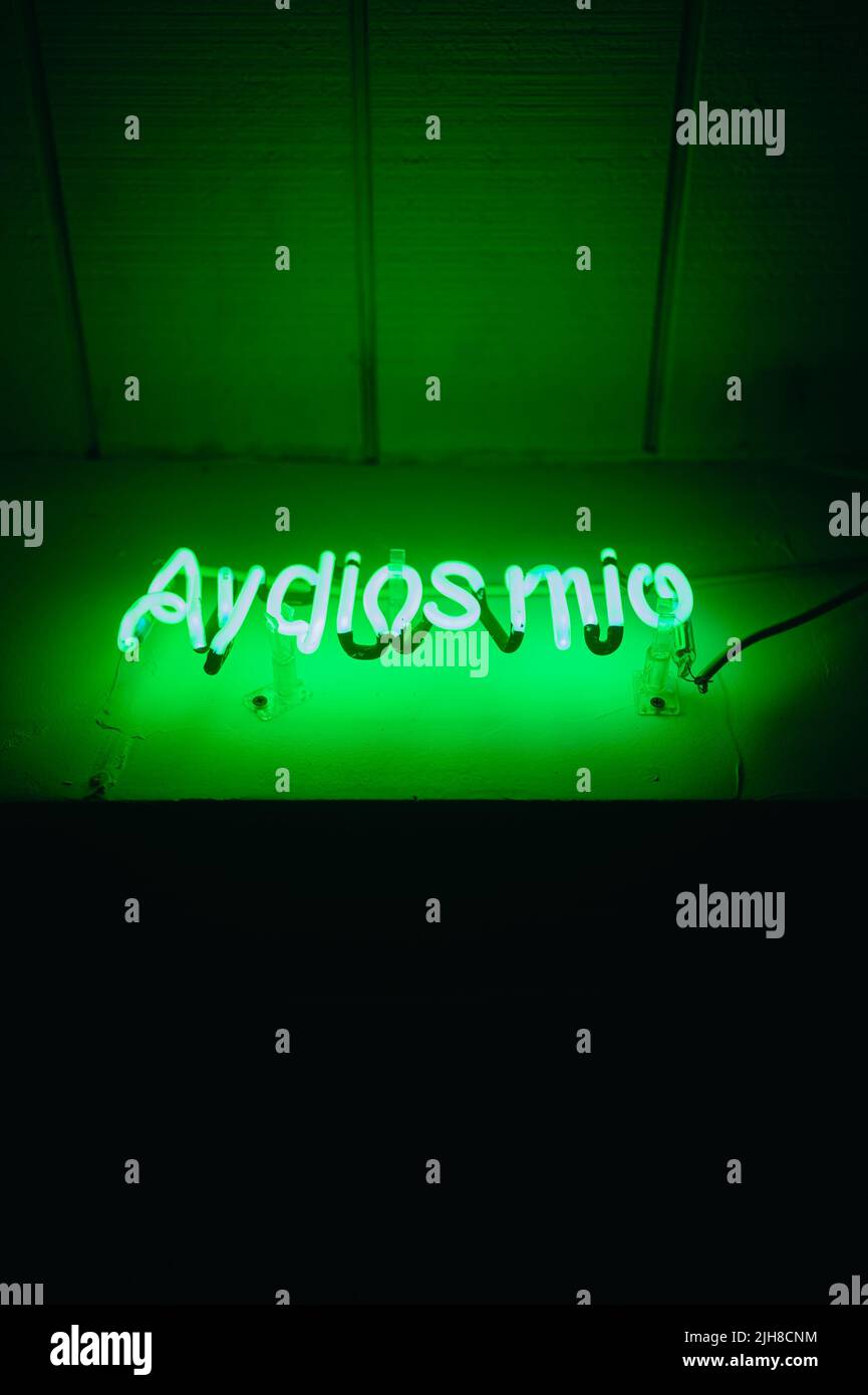 Ein grünes Neonschild auf spanisch 'Ay dios Mio - oh mein Gott' Stockfoto