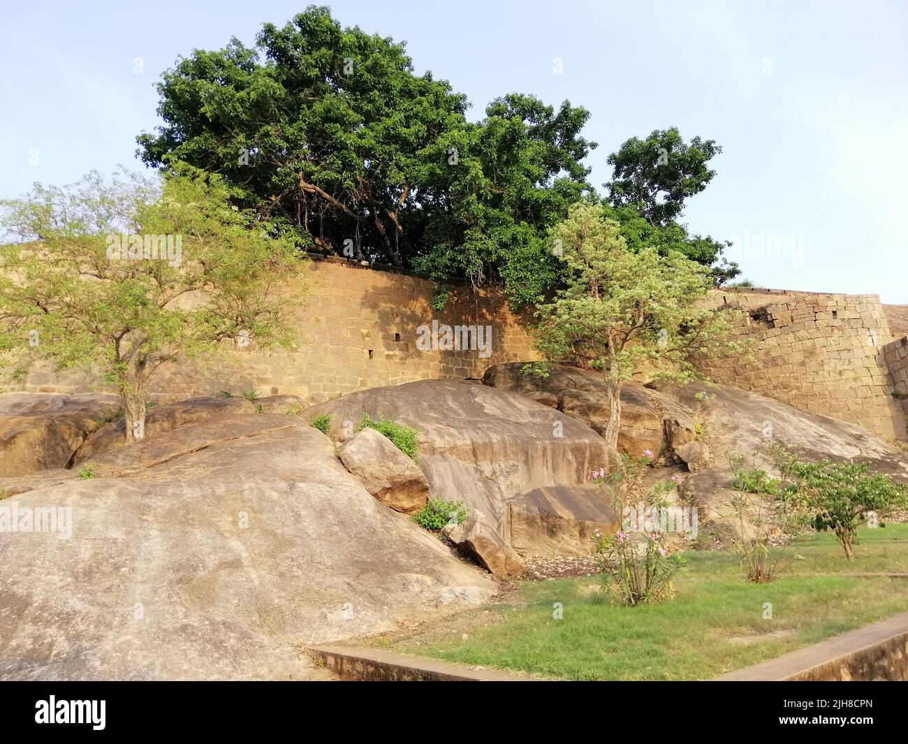 Ein altes Thirumayam Fort, das im Pudukkottai Bezirk, Tamil Nadu, Indien mit schönem blauen Himmel Hintergrund liegt Stockfoto