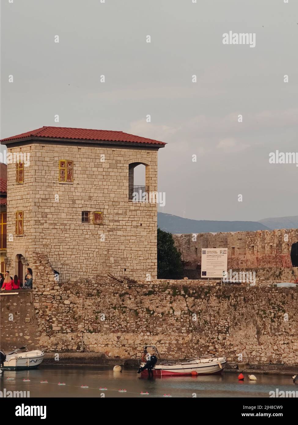 Eine alte zerstörte Mauer in der Nähe eines Flusses in einer alten Stadt Stockfoto