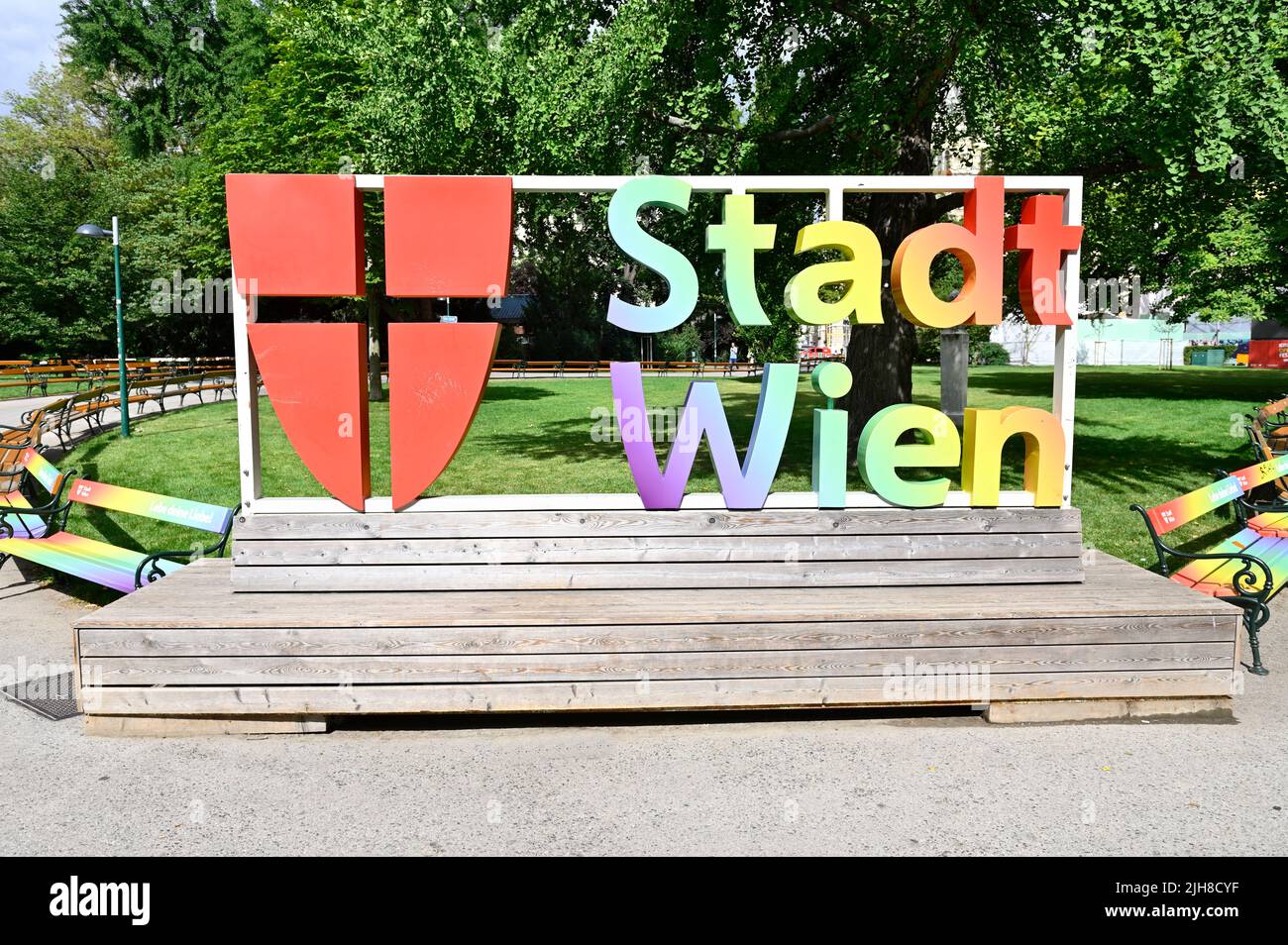 Wien, Österreich. Stadt Wien in den Farben des Regenbogens Stockfoto