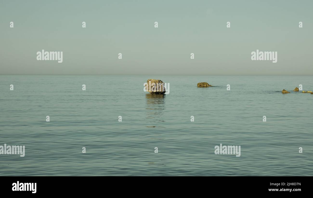 Bild mit freiem Raum und drei Objekten auf der rechten Seite. Gut für Meditation. Stockfoto