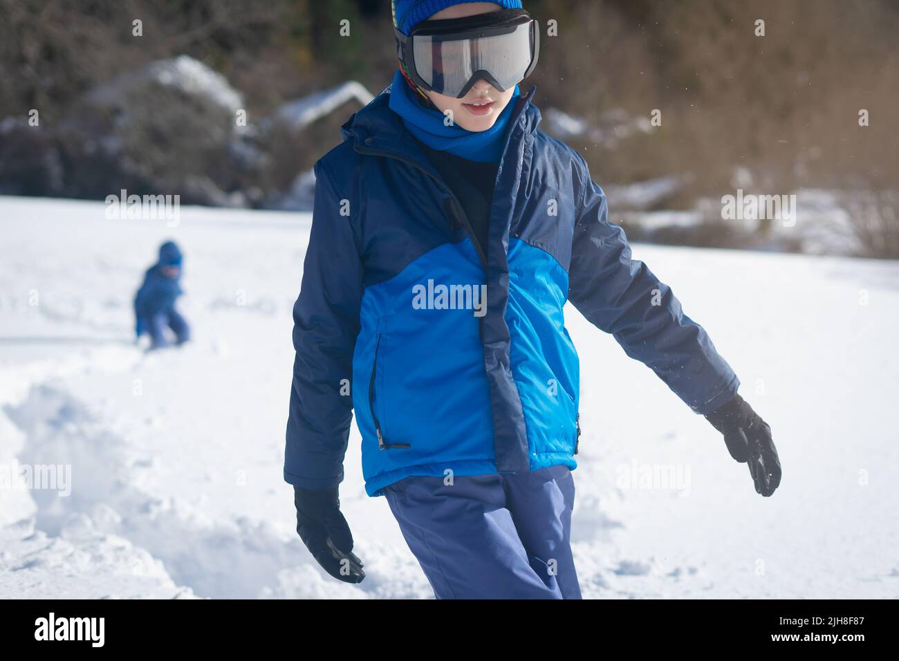 Kind schneeanzug -Fotos und -Bildmaterial in hoher Auflösung – Alamy