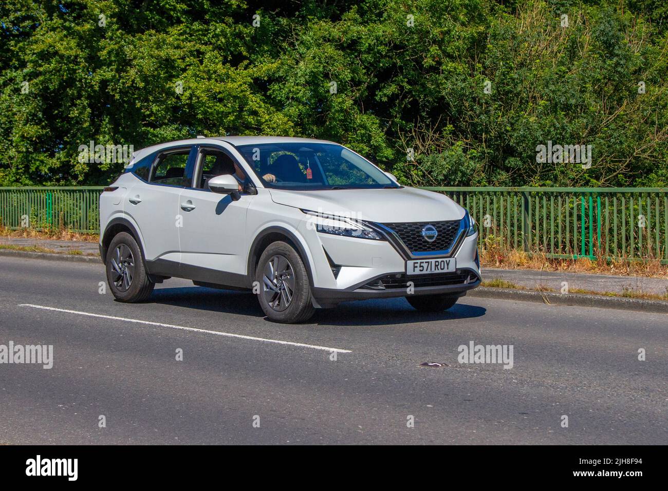 2022 weißer NISSAN Qashqai Acenta Prem T MHEV CVT Hybrid Electric; SUV in Manchester, Großbritannien Stockfoto