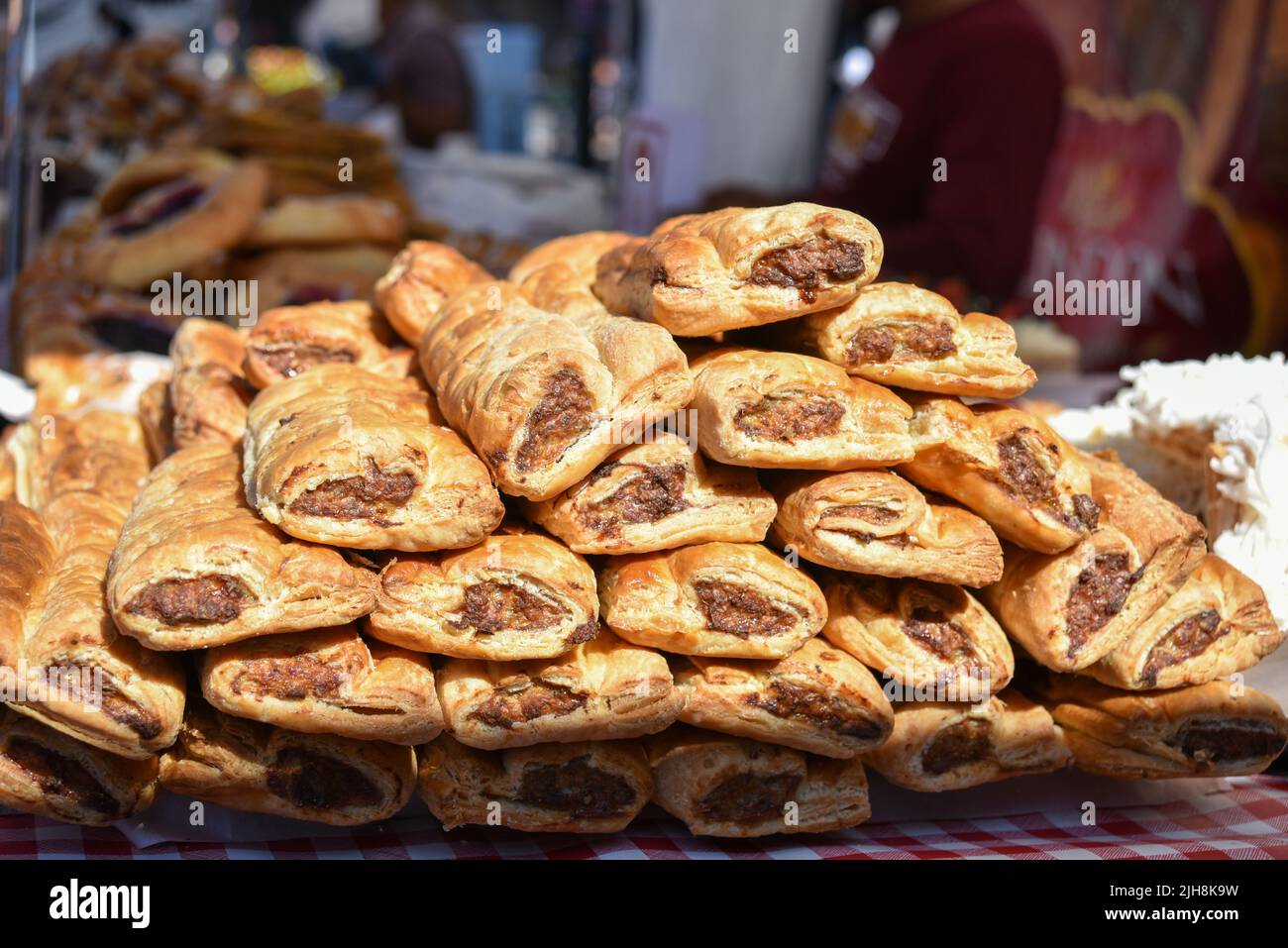 Stapel von Wurstrollen zum Verkauf auf einem Food Festival Stockfoto