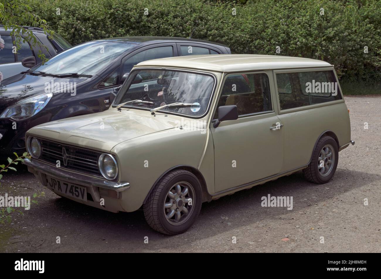 Altes Mini Clubman Anwesen/Van. Seitenansicht. Siehe Bilder 2JH8MET und 2JH8MEH für verschiedene Ansichten des gleichen Autos Stockfoto