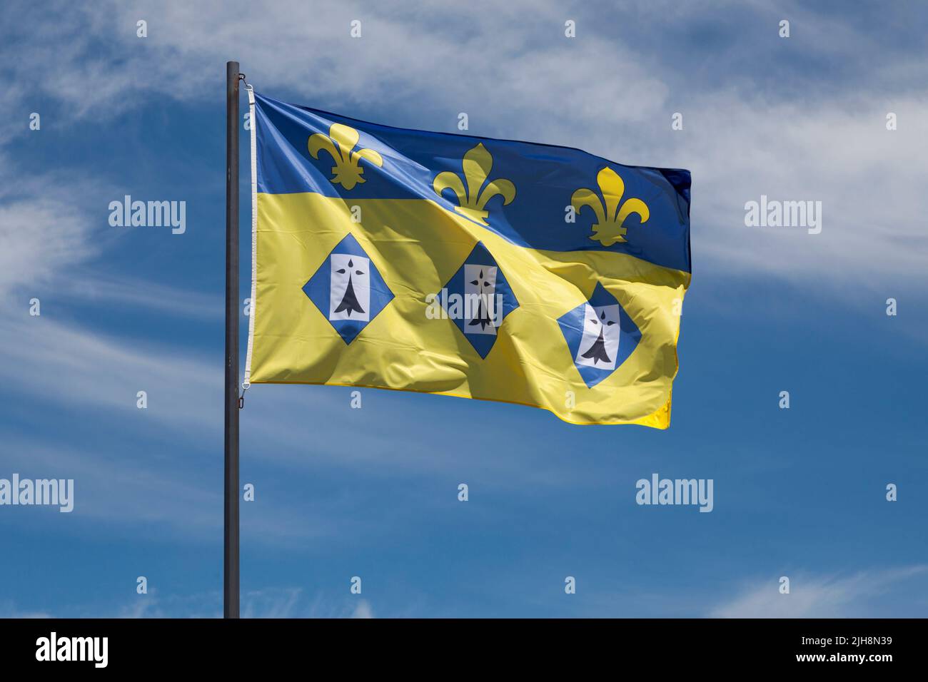 Die Flagge der Stadt Dol de Bretagne winkt in der Luft. Stockfoto