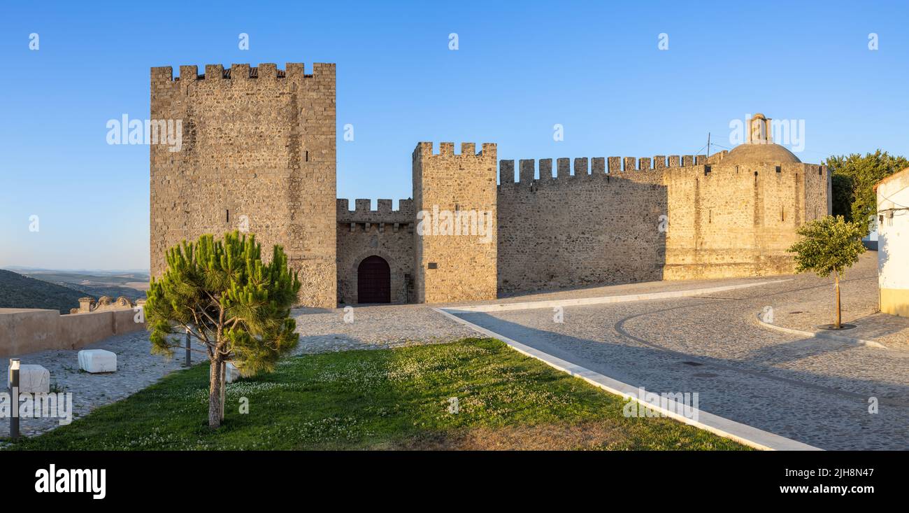 Elvas, Portugal: Castelo von Elvas. Panoramabild aus mehreren Einzelbildern. Niedrige Sonneneinstrahlung Stockfoto