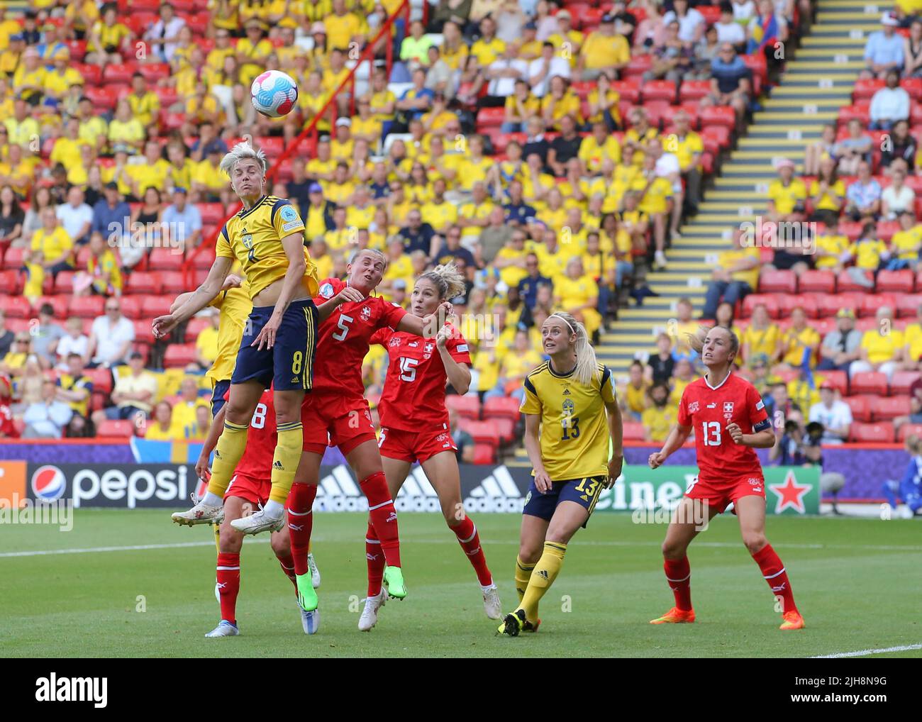 Sheffield, England, 13.. Juli 2022. Lina Hurtig aus Schweden klettert über Noelle Mareitz aus der Schweiz, um während des Spiels der UEFA Women's European Championship 2022 in Bramall Lane, Sheffield, den Ball aus einem Eckstoß zu führen. Bildnachweis sollte lauten: Jonathan Moscrop / Sportimage Stockfoto