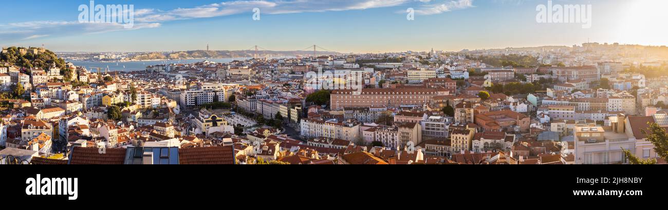 Lissabon, Portugal: Blick vom Aussichtspunkt Miradouro da Senhora do Monte auf die Stadt (Castelo São Jorge links) Stockfoto