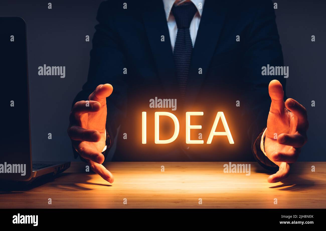 Ein Büroangestellter, der eine neue Idee in den Händen hält. Das Konzept, eine neue Idee oder ein neues Start-up zu schaffen Stockfoto