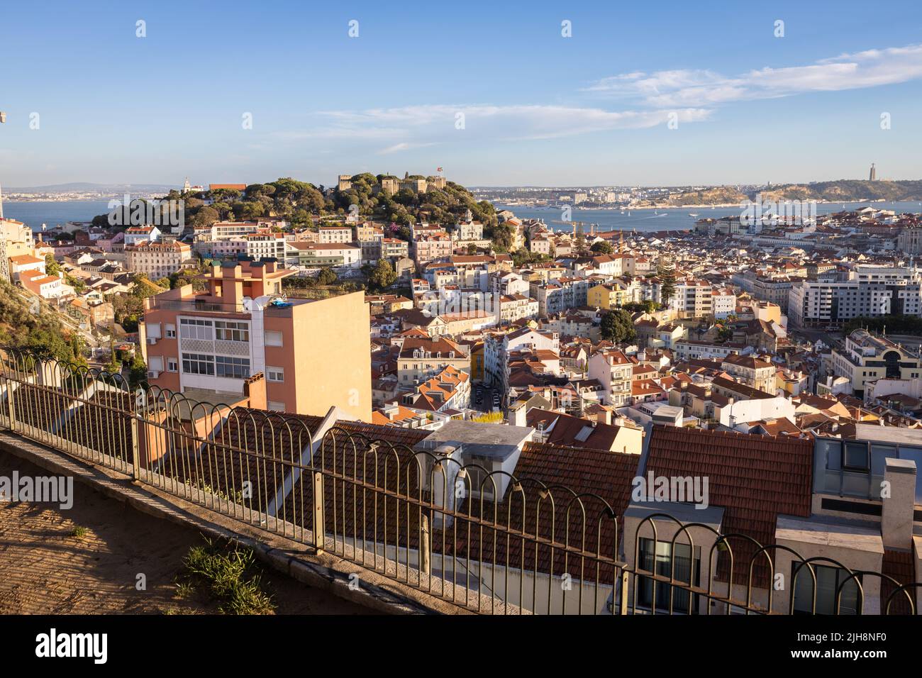 Lissabon, Portugal: Blick vom Aussichtspunkt Miradouro da Senhora do Monte auf die Viertel Alfama und Baixa mit dem Castelo São Jorge Stockfoto