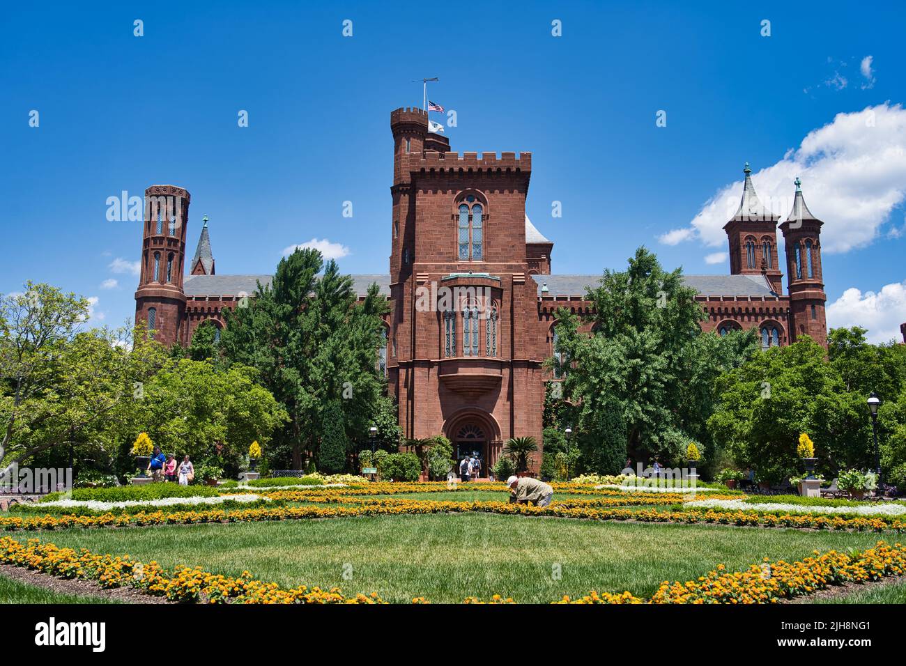 Das historische Smithsonian Castle Gebäude und der Garten an einem sonnigen Tag in Washington DC Stockfoto