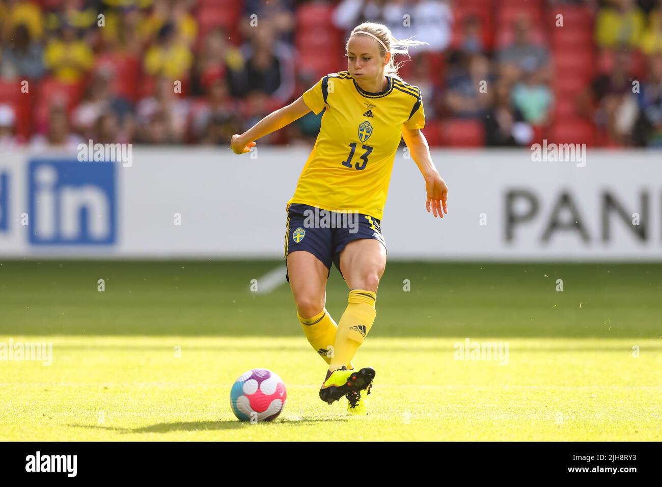 Sheffield, England, 13.. Juli 2022. Amanda Ilestedt aus Schweden beim Spiel der UEFA Women's European Championship 2022 in Bramall Lane, Sheffield. Bildnachweis sollte lauten: Jonathan Moscrop / Sportimage Stockfoto