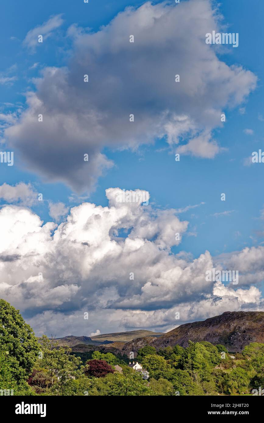 An einem sonnigen Sommertag bilden sich weiße Cumulus-Wolken über dem Eskdale-Tal mit Fjellen in der Ferne Lake District National Park Cumbria England Stockfoto