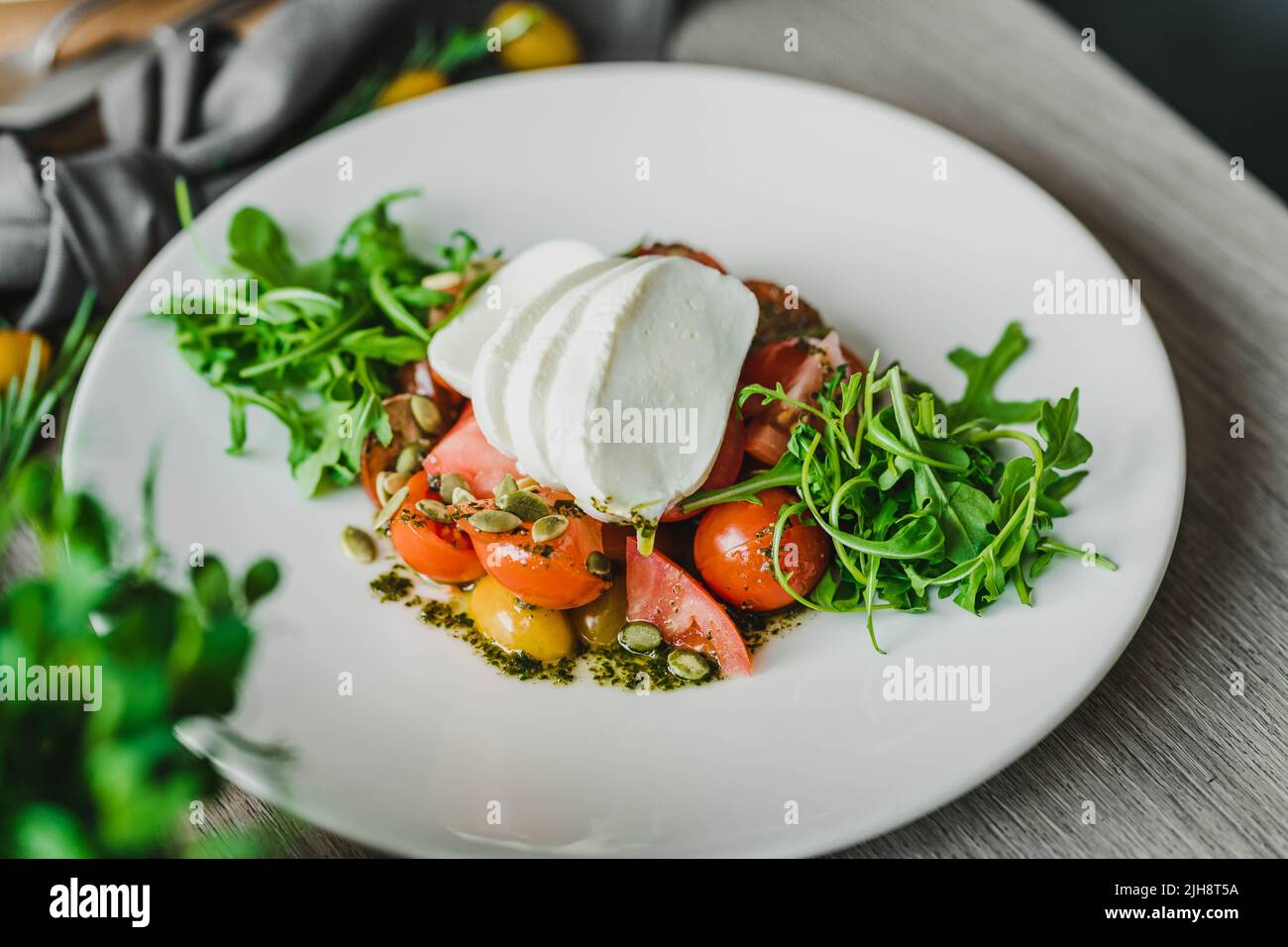 Schokoladenwaffeln und weißer Hintergrund Stockfoto