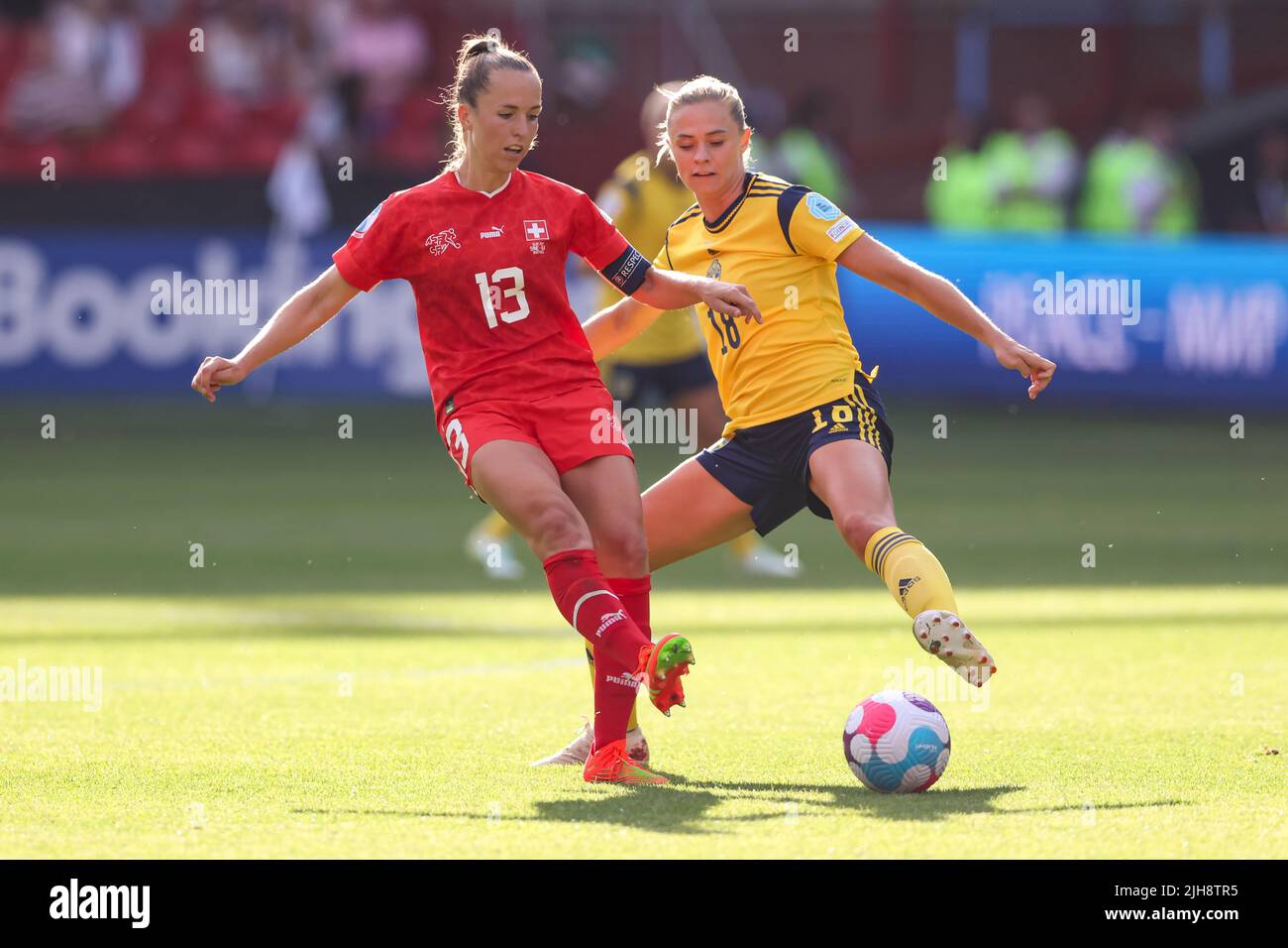 Sheffield, England, 13.. Juli 2022. Lia Walti aus der Schweiz spielt den Ball, als sie von der Schwedin Fridolina Rolfo während des Spiels der UEFA Women's European Championship 2022 in Bramall Lane, Sheffield, herausgefordert wird. Bildnachweis sollte lauten: Jonathan Moscrop / Sportimage Stockfoto