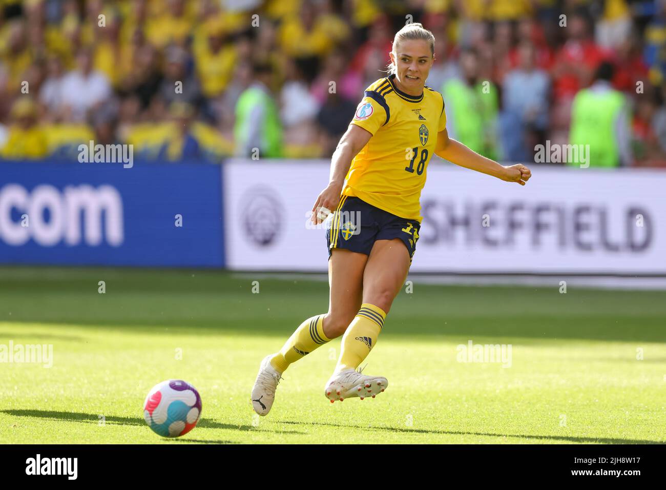 Sheffield, England, 13.. Juli 2022. Fridolina Rolfo aus Schweden beim Spiel der UEFA Women's European Championship 2022 in Bramall Lane, Sheffield. Bildnachweis sollte lauten: Jonathan Moscrop / Sportimage Stockfoto