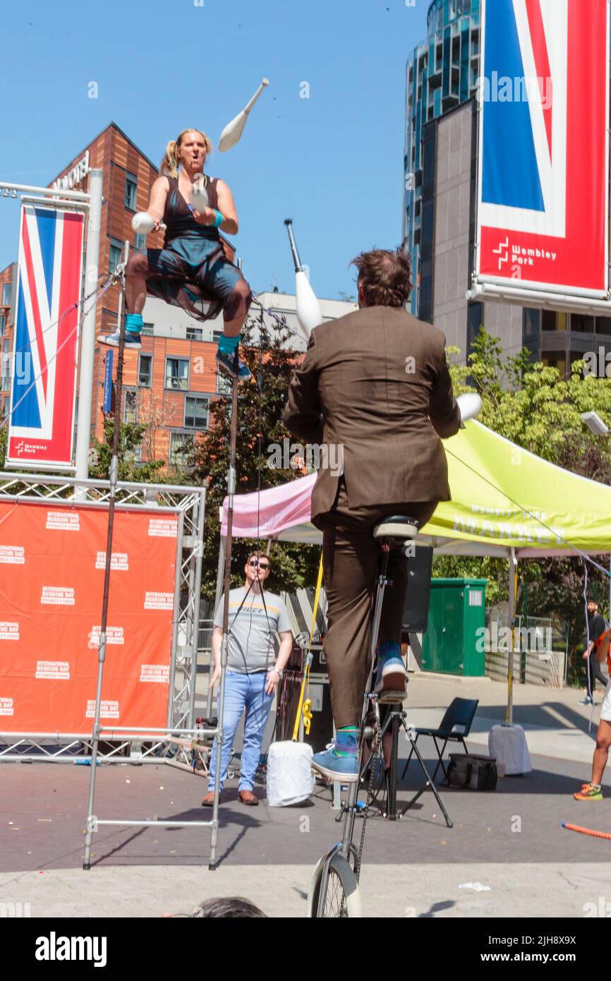 Wembley Park, London, Großbritannien. 16.. Juli 2022. Darsteller auf der Circle Show-Bühne, während der International Busking Day zum Wembley Park zurückkehrt. Das kostenlose, ganztägige Festival hat große Namen, die sich auf 9 Bühnen mit aufstrebenden Künstlern und Basiskünstlern teilen. Die Veranstaltung im Wembley Park umfasst auch Bereiche für Familienspaß mit Zirkusworkshops, Magie- und Comedy-Acts, Eskapologenroutine, Gesichtsbemalung und Ballonkünstler. Der internationale Bucking Day, der vom Bürgermeister von London unterstützt wird, wird von Busk in London präsentiert. Amanda Rose/Alamy Live News Stockfoto