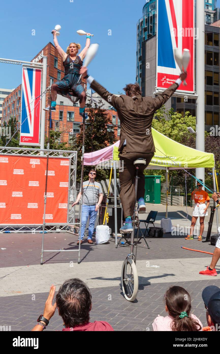 Wembley Park, London, Großbritannien. 16.. Juli 2022. Darsteller auf der Circle Show-Bühne, während der International Busking Day zum Wembley Park zurückkehrt. Das kostenlose, ganztägige Festival hat große Namen, die sich auf 9 Bühnen mit aufstrebenden Künstlern und Basiskünstlern teilen. Die Veranstaltung im Wembley Park umfasst auch Bereiche für Familienspaß mit Zirkusworkshops, Magie- und Comedy-Acts, Eskapologenroutine, Gesichtsbemalung und Ballonkünstler. Der internationale Bucking Day, der vom Bürgermeister von London unterstützt wird, wird von Busk in London präsentiert. Amanda Rose/Alamy Live News Stockfoto