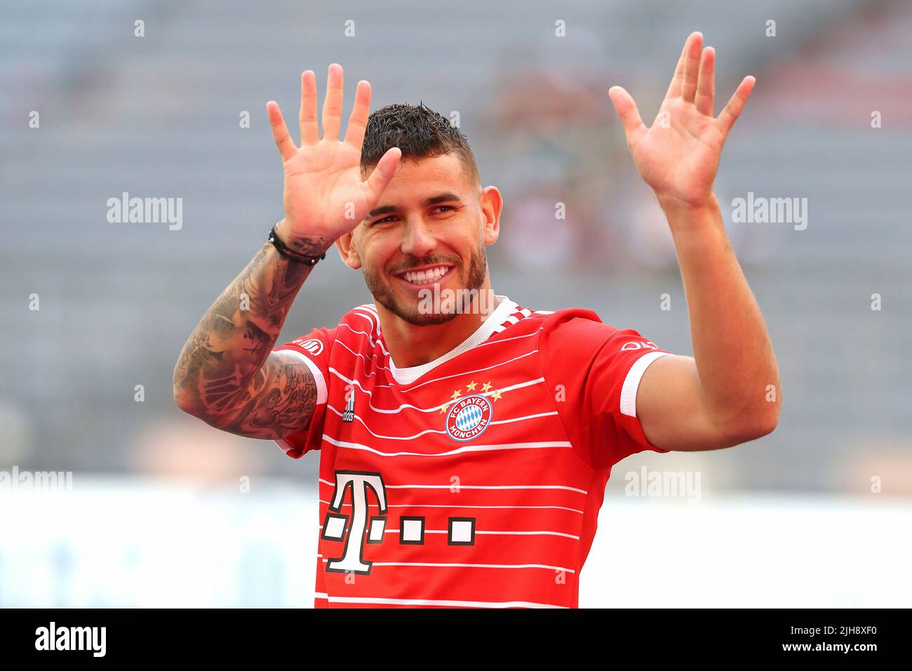 firo : Fußball: Fußball: 07/16/2022 1. Bundesliga, Saison 2022/2023, Mannschaftsvorstellung FC Bayern München Lucas Hernandez, FC Bayern München, Bayern, München, FCB, Halbfigur, Geste, Stockfoto