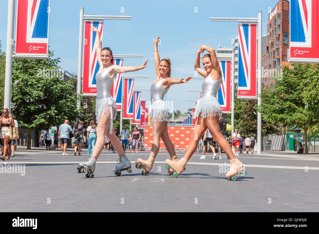 Wembley Park, London, Großbritannien. 16.. Juli 2022. Skater des Ministry of Fun genießen die Sonne, während der International Busking Day zum Wembley Park zurückkehrt. Das kostenlose, ganztägige Festival hat große Namen, die sich auf 9 Bühnen mit aufstrebenden Künstlern und Basiskünstlern teilen. Die Veranstaltung im Wembley Park umfasst auch Bereiche für Familienspaß mit Zirkusworkshops, Magie- und Comedy-Acts, Eskapologenroutine, Gesichtsbemalung und Ballonkünstler. Der internationale Bucking Day, der vom Bürgermeister von London unterstützt wird, wird von Busk in London präsentiert. Amanda Rose/Alamy Live News Stockfoto