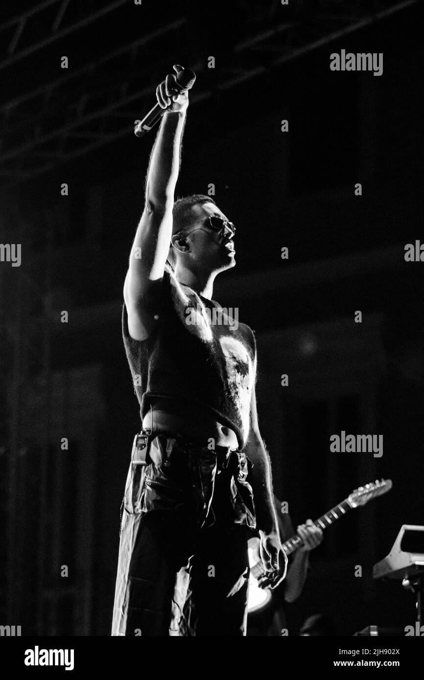 Piazza del Popolo, San Severino Marche, Italien, 15. Juli 2022, Mahmood auf der Bühne während der Mahmood - Ghettolimpo Sommer Tour 2022 - Italienische si Stockfoto