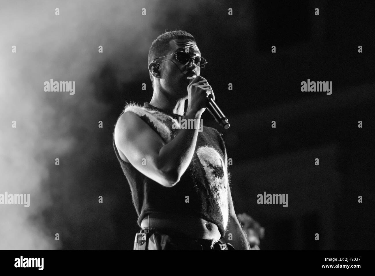Piazza del Popolo, San Severino Marche, Italien, 15. Juli 2022, Mahmood auf der Bühne während der Mahmood - Ghettolimpo Sommer Tour 2022 - Italienische si Stockfoto
