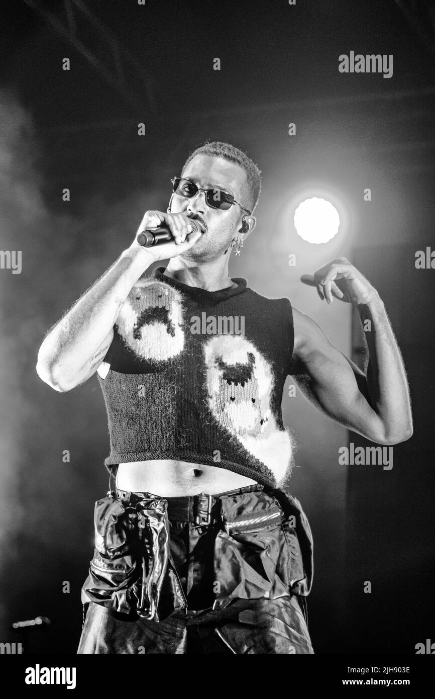 Piazza del Popolo, San Severino Marche, Italien, 15. Juli 2022, Mahmood auf der Bühne während der Mahmood - Ghettolimpo Sommer Tour 2022 - Italienische si Stockfoto
