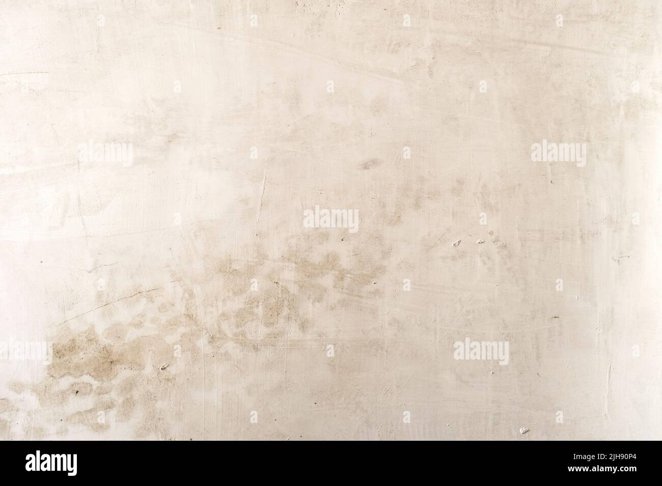 Weißer Kalk gewaschene Wandputz mit feuchten Flecken, grunziger Hintergrund Stockfoto