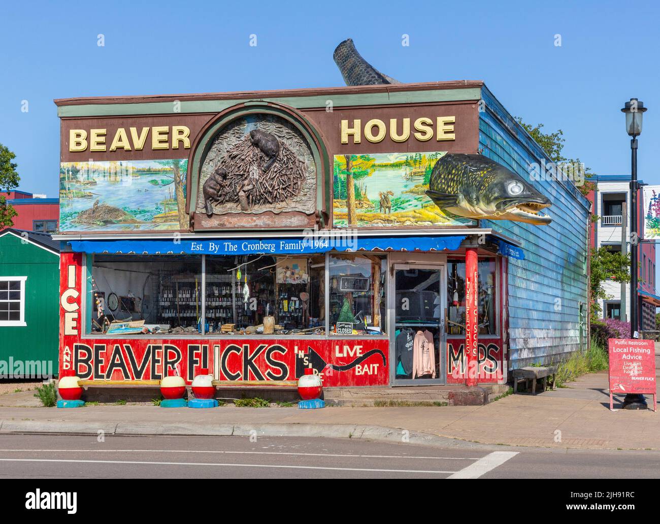 Der Bait-Shop und der Angelladen von Beaver House in Grand Marais, Minnesota. Die monströse Zander-Fischskulptur und Biber auf der Schaufenster war Stockfoto