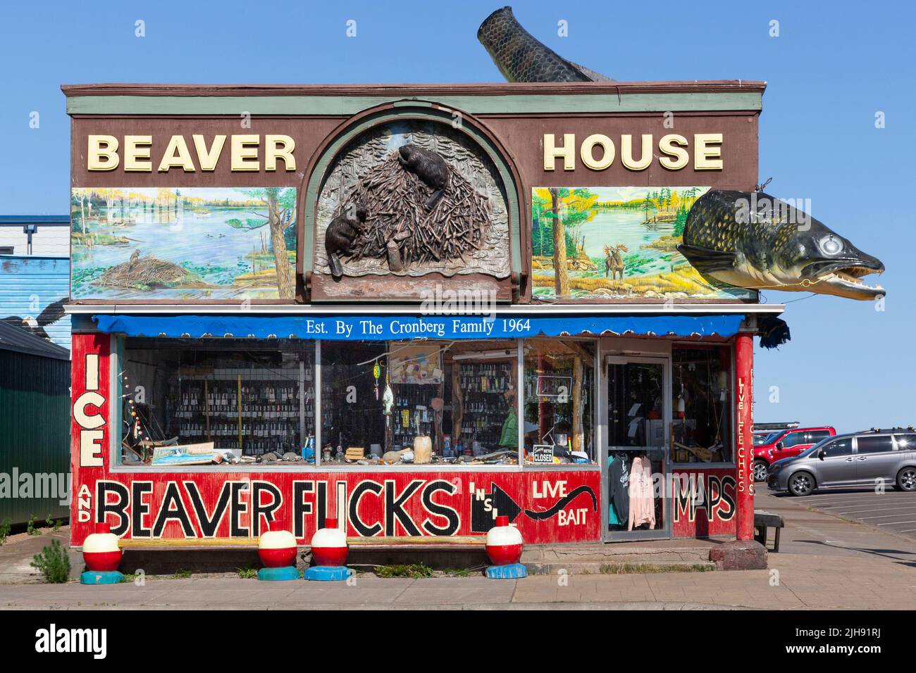 Der Bait-Shop und der Angelladen von Beaver House in Grand Marais, Minnesota. Die monströse Zander-Fischskulptur und Biber auf der Schaufenster war Stockfoto