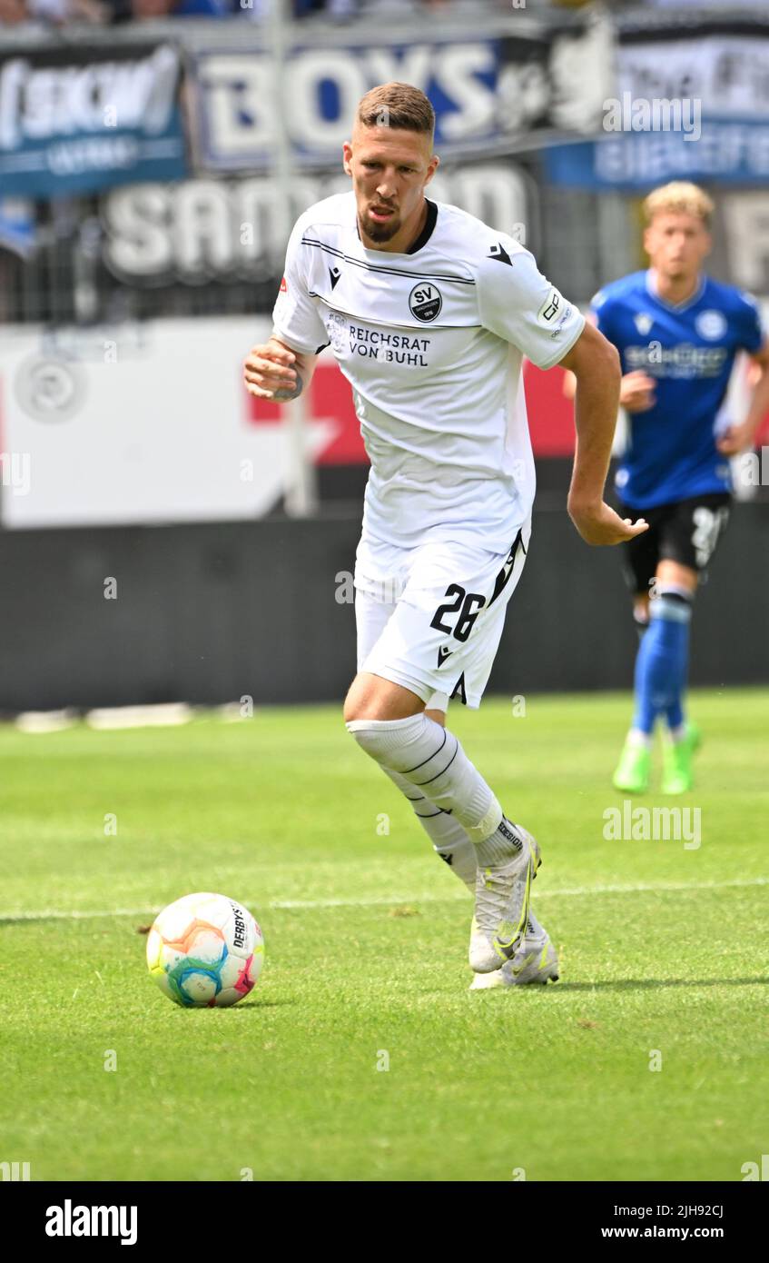 Sandhausen, Deutschland. 16.. Juli 2022. Fußball: 2. Bundesliga, SV Sandhausen - DSC Arminia Bielefeld, Matchday 1, BWT-Stadion am Hardtwald. Janik Bachmann aus Sandhausen. Kredit: Uli Deck/dpa - WICHTIGER HINWEIS: Gemäß den Anforderungen der DFL Deutsche Fußball Liga und des DFB Deutscher Fußball-Bund ist es untersagt, im Stadion und/oder vom Spiel aufgenommene Fotos in Form von Sequenzbildern und/oder videoähnlichen Fotoserien zu verwenden oder zu verwenden./dpa/Alamy Live News Stockfoto