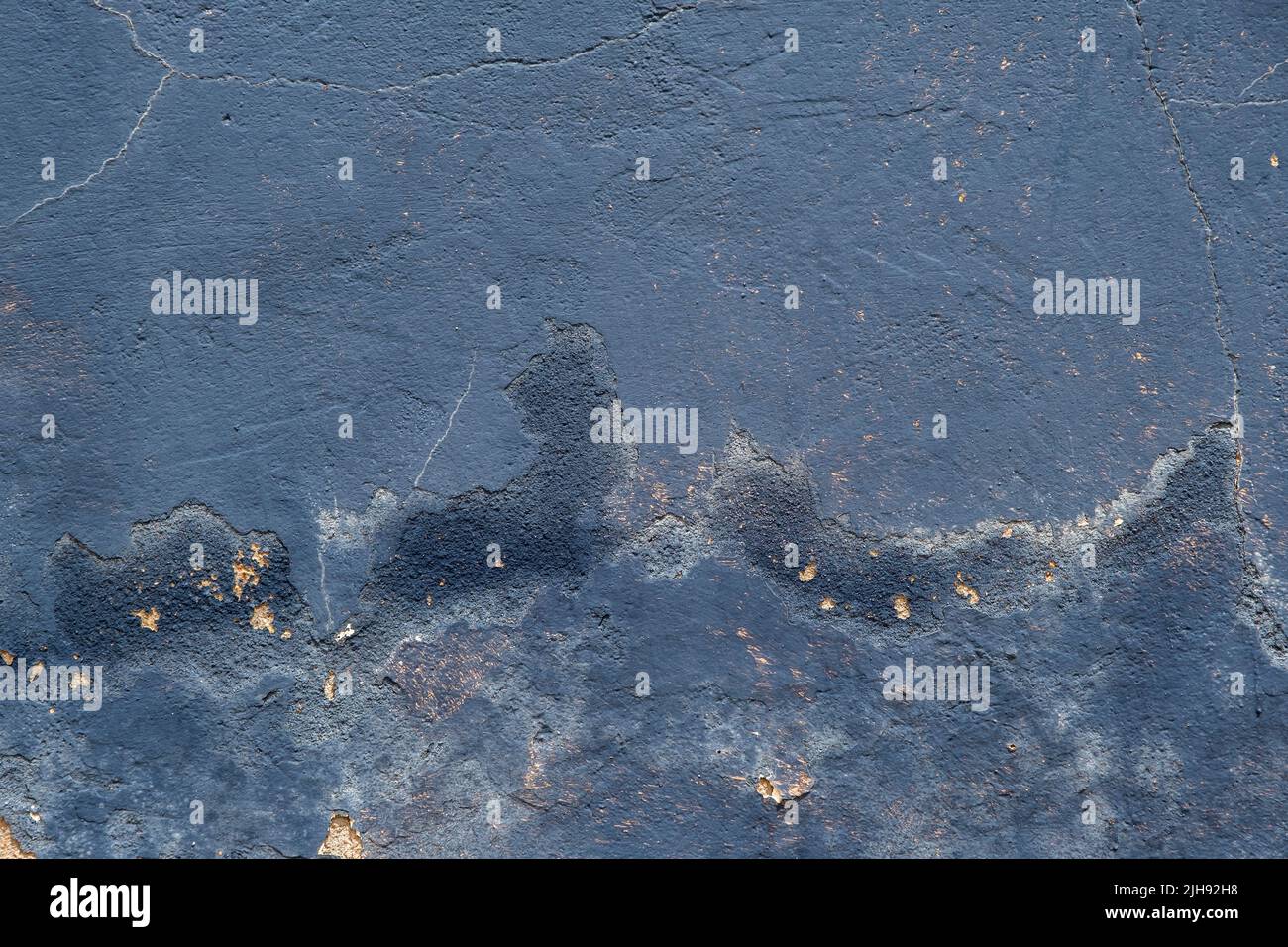 Feuchter Fleck auf der alten blau gestrichenen Wand Stockfoto