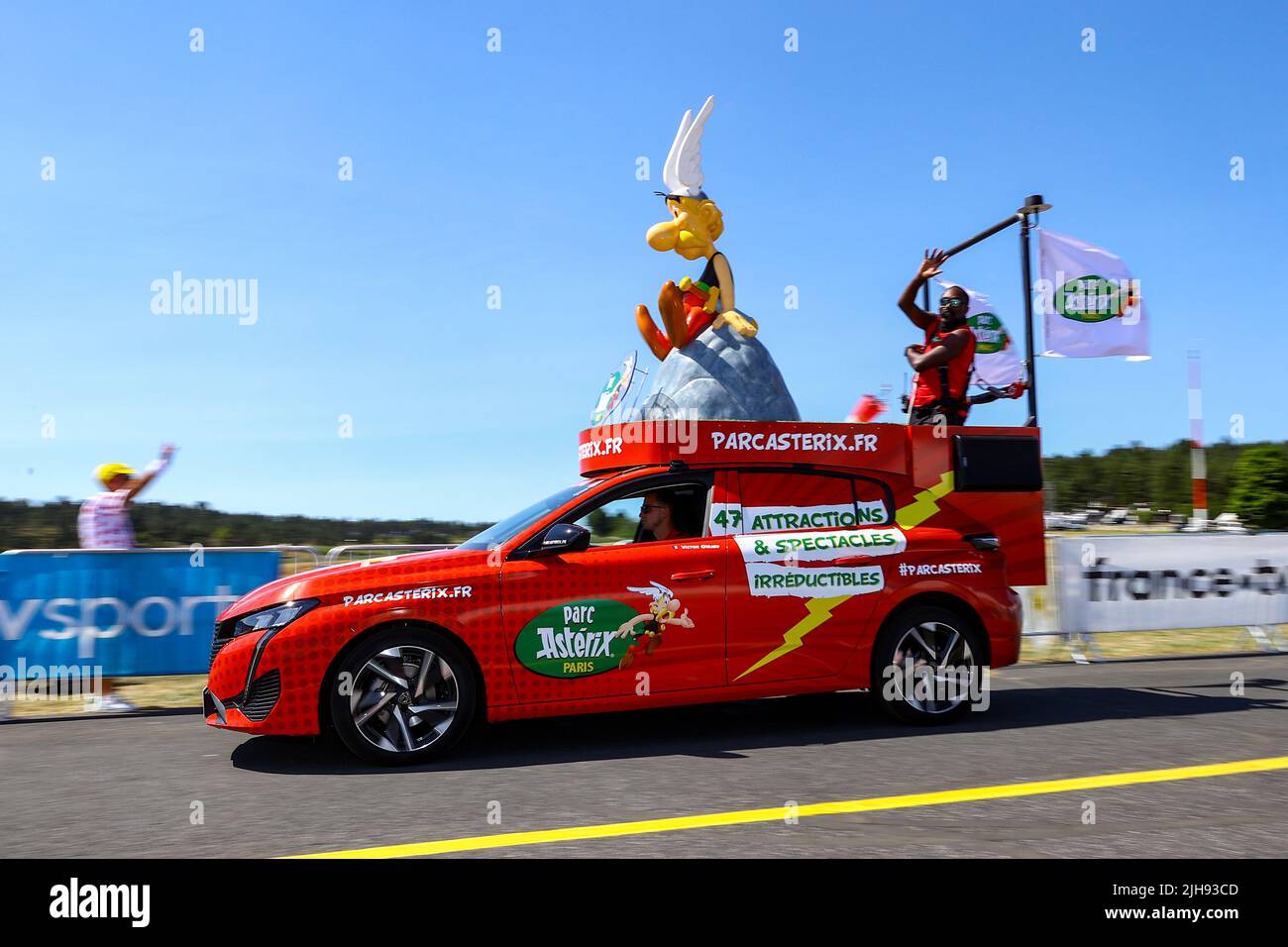 Die Abbildung zeigt ein Werbeauto des Parc Astérix Paris vor der 14. Etappe des Radrennens der Tour de France, von Saint-Etienne nach Mende (195 km), Frankreich, am Samstag, den 16. Juli 2022. Die diesjährige Tour de France findet vom 01. Bis 24. Juli 2022 statt. BELGA FOTO DAVID PINTENS - UK OUT Stockfoto