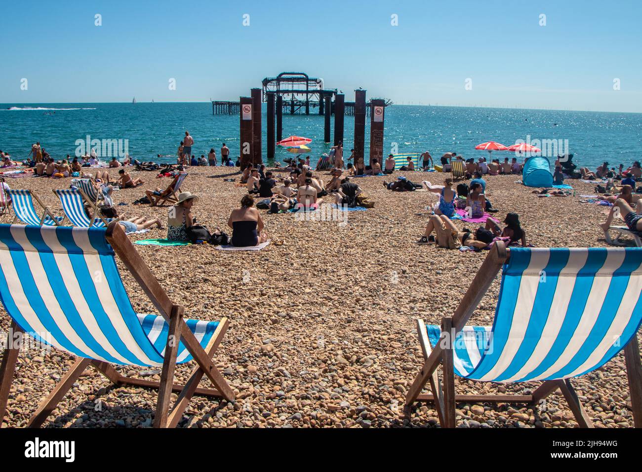 Tausende von Menschen strömten nach Brighton Beach, um das Beste aus der Hitzewelle zu machen, wo die Temperaturen in der Stadt diesen Samstagnachmittag 25C erreichten. Stockfoto