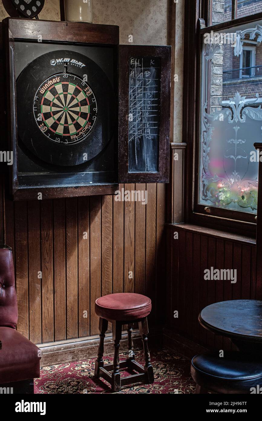 Pub-Interieur mit Dartscheibe im Lord Clyde Pub, Clennan Street, Southwark, London, England, VEREINIGTES KÖNIGREICH Stockfoto