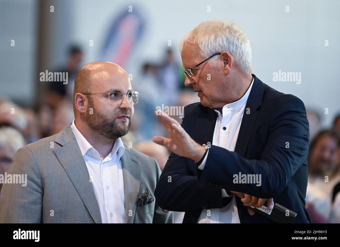 Stuttgart, Deutschland. 16.. Juli 2022. AfD-Politiker Markus Frohnmaier (l) und Emil Sänze stehen auf der AfD-Landesparteikonferenz in Stuttgart zusammen in der Halle. Sie werden als neue doppelte Führung im Staat gewählt. Quelle: Bernd Weißbrod/dpa/Alamy Live News Stockfoto