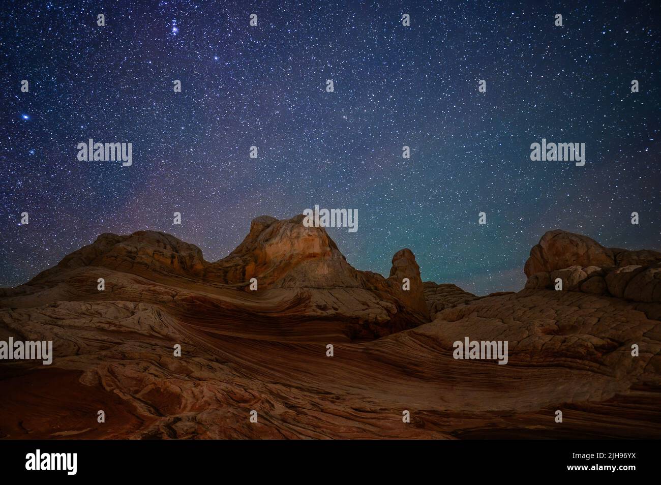 Sterne über Sandsteinfelsen im White Pocket im Vermillion Cliffs National Monument, Arizona. Stockfoto
